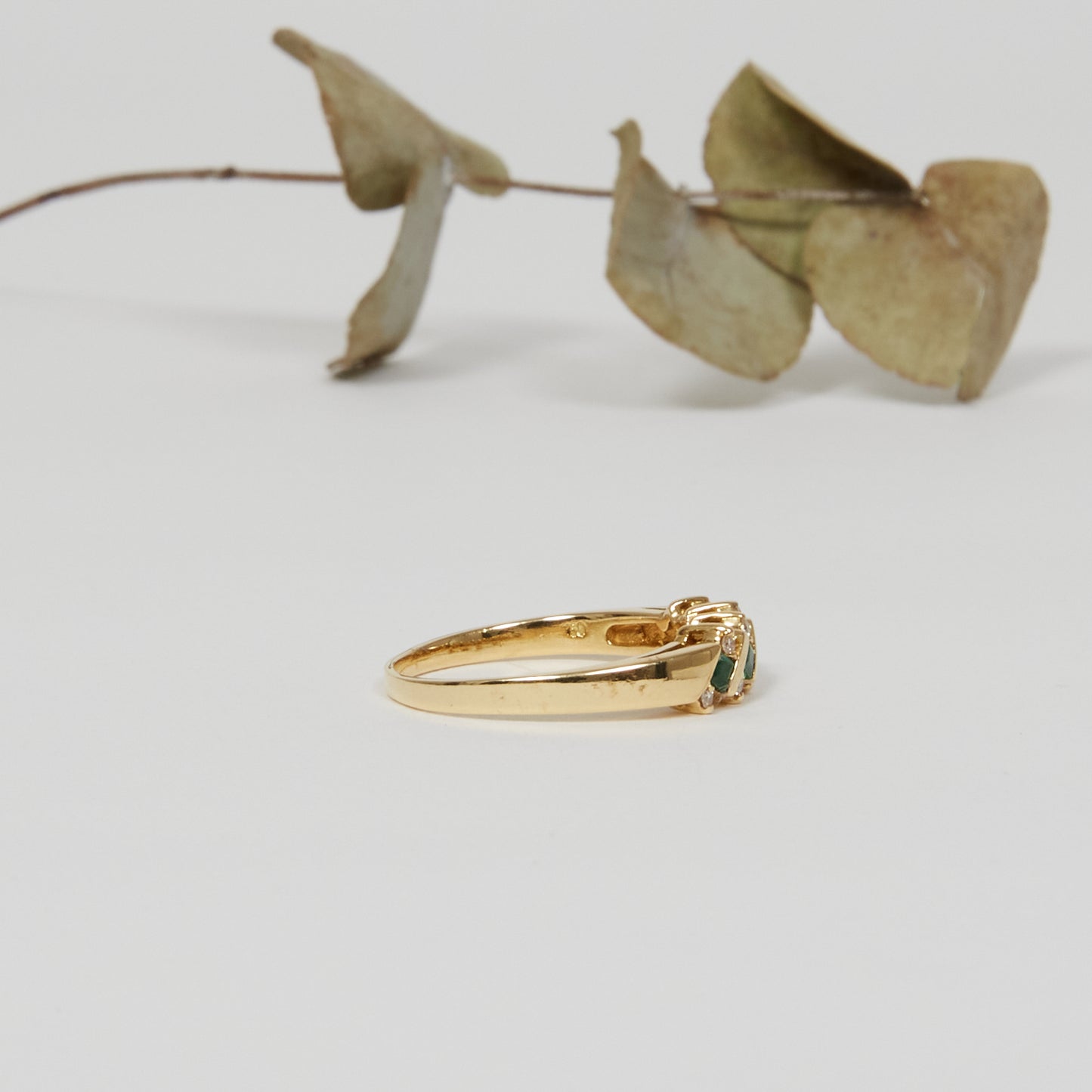 OH ELLIOT. 18K - Smaragd - Diamant